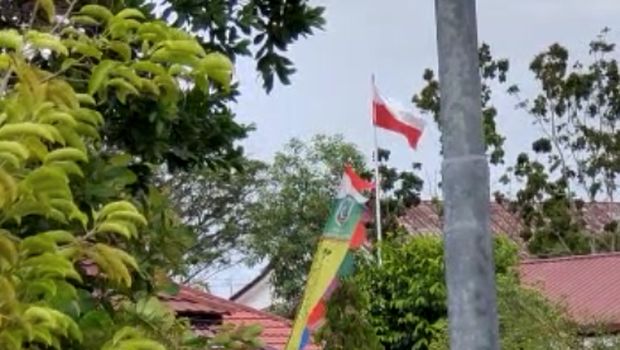 Bendera merah putih berkibar terbalik di kantor Dinas Pendidikan Belitung Timur. Posisi bendera akhirnya dibetulkan TNI (Screenshot video viral)