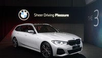 Sistem pencahayaan mobil ini menggunakan BMW LaserLight terbaru yang menawarkan glare-free hi-beam dan konsumsi energi yang efisien, juga keamanan berkendara pada saat situasi gelap. Foto: Dok. BMW Group Indonesia