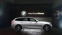 Secara tampilan, mobil ini memiliki desain tegas dengan hofmeister kink (tekukan di jendela samping belakang) dan juga tampil mewah dengan penggunaan material satin aluminium. Foto: Dok. BMW Group Indonesia