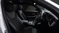Secara konfigurasi, BMW 320i Touring M Sport memiliki kapasitas 5-penumpang. Mobil ini memiliki panorama roof yang menghadirkan nuansa lega di dalam kabin. Foto: Dok. BMW Group Indonesia