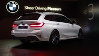 Mobil ini hadir dengan velg aloi-ringan 19 model M light alloy wheels Double-spoke style 791 M. Tampak lampu belakang juga sudah mengadopsi teknologi LED. Foto: Dok. BMW Group Indonesia