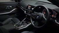 BMW 320i Touring M Sport hadir dengan control display dan instrument cluster terbaru. Selain itu, lingkar kemudinya menggunakan leather BMW M Sport baru dengan tombol multifungsi. Foto: Dok. BMW Group Indonesia