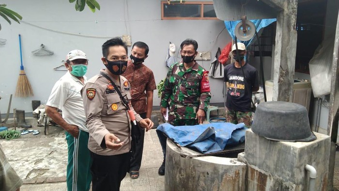 Seorang pria ditemukan tewas di dalam sumur di Kecamatan Pakel, Tulungagung. Yang bersangkutan diduga bunuh diri.