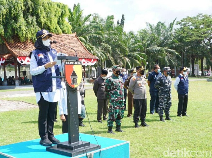 Bupati Banyuwangi Ipuk Fiestiandani saat memimpin apel gelar pasukan, dalam rangka percepatan pemindahan pasien isoman ke isoter di Lapangan Taman Blambangan, Rabu (18/8/2021).