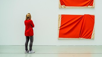 Pemenang kategori Hobby and Leisure diraih oleh Hans Lahodny. Pakaian wanita sangat cocok dengan karya seni yang dilihatnya. Foto: dok CEWE Photo Awards 