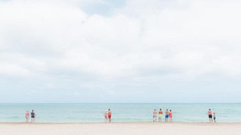 Pememang kategori Travel and Culture diraih  Siegfried Claeys menampilkan pengunjung pantai berkumpul di pasir putih yang indah di pulau-pulau Tanjung Verde sambil menjaga jarak sosial. Foto: dok CEWE Photo Awards
