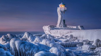 Pemenang kategori Landscpae diraih Manfred Voss. Menampilkan pemandangan es yang ditangkap di pulau Rugen Jerman, menampilkan mercusuar yang menghadap ke laut beku yang mengejutkan. Foto: dok CEWE Photo Awards