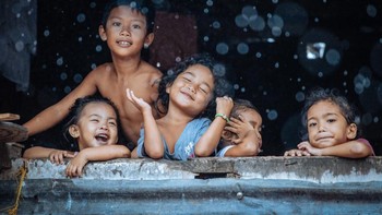 Pemenang kategori People diraih Hartmut Schwartzbach, menampilkan Sekelompok anak berbicara dan tertawa di Filipina. Foto: dok CEWE Photo Awards
