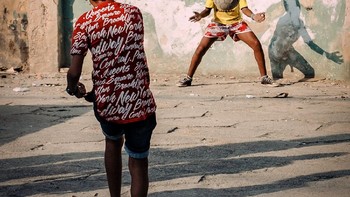 Pemenang kategori Sport diraih Andreas Bauer menampilkan anak-anak bermain sepak bola dengan latar belakang mural besar di jalanan Havana, Kuba. Foto: dok CEWE Photo Awards