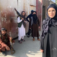 Ketika menyusuri jalanan di bandara, ia melaporkan bahwa tembakan terdengar hampir setiap beberapa menit. Meski begitu, Clarissa tetap berjalan dengan tenang. Tak lama kemudian, wanita yang menggunakan hijab dan abaya serba hitam itu dihadang oleh tentara Taliban yang marah tapi ia tetap berani memberikan pertanyaan. Foto: Dok. CNN, Twitter Clarissa Ward