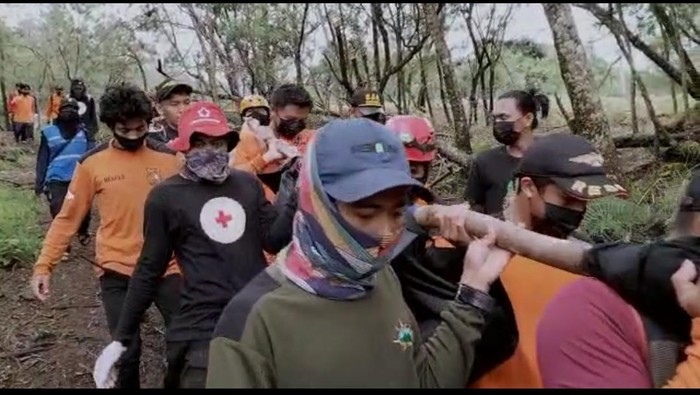 Evakuasi pendaki Gunung Bawakaraeng yang meninggal dunia usai acara 17 Agustus