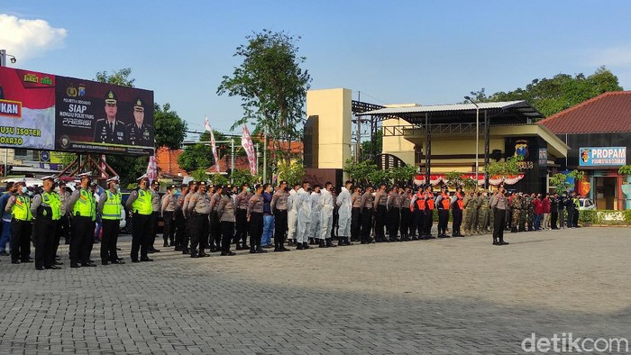 Forkopimda Sidoarjo mempercepat pemindahan warga yang isolasi mandiri (isoman) ke tempat isolasi terpusat (isoter). Tempat isoter tersebut tersebar di sembilan titik.