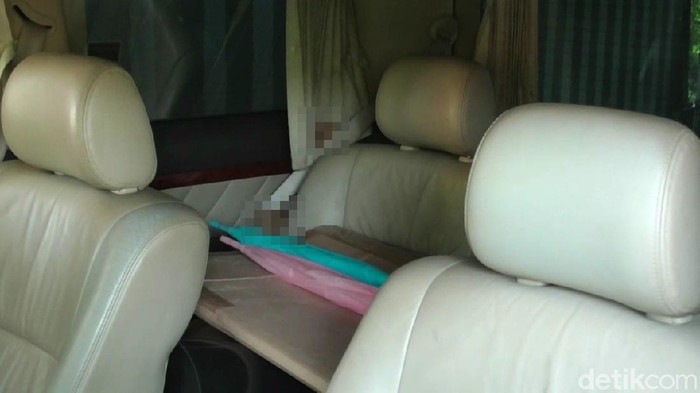 Foto-foto TKP Mayat Ibu-Anak dalam Bagasi mobil di Subang Mayat Tuti Suharti (55) dan Amelia Mustika Ratu (23) ditemukan di dalam bagasi mobil yang parkir di halaman rumahnya di Subang.