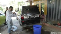 Mobil bernomor polisi D-1890-FY itu milik korban. Pantauan di lokasi, terlihat sisa darah yang sudah dibersihkan air di lantai halaman rumah atau area garasi. Darah juga ditemukan di dalam bagasi mobil bercat hitam itu.
