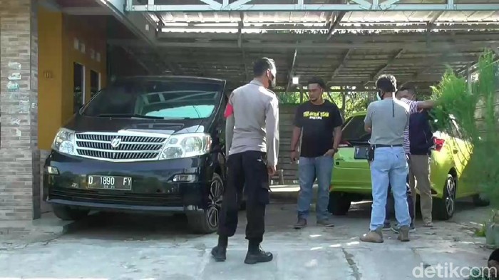 Mayat Tuti Suharti (55) dan Amelia Mustika Ratu (23) ditemukan di dalam bagasi mobil yang parkir di halaman rumahnya di Subang.