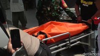 Jenazah Tuti dan Amelia sudah dibawa menggunakan ambulans ke Rumah Sakit Sartika Asih, Kota Bandung, untuk menjalani autopsi. Sejauh ini, polisi belum menyimpulkan penyebab tewasnya korban.