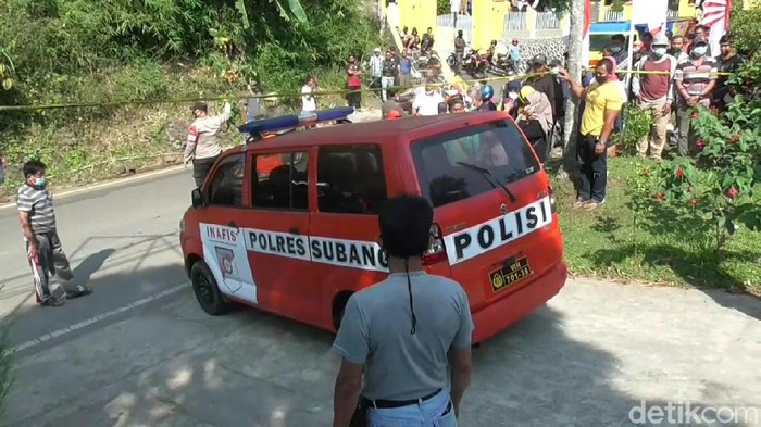 Mayat Tuti Suharti (55) dan Amelia Mustika Ratu (23) ditemukan di dalam bagasi mobil yang parkir di halaman rumahnya di Subang.