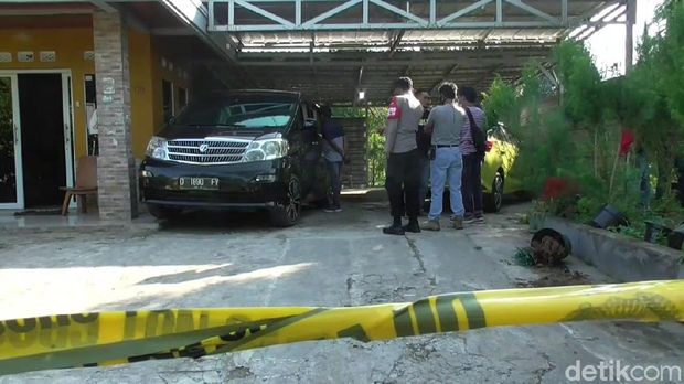 Mayat Tuti Suharti (55) dan Amelia Mustika Ratu (23) ditemukan di dalam bagasi mobil yang parkir di halaman rumahnya di Subang.