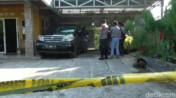 Foto-foto TKP Mayat Ibu-Anak dalam Bagasi mobil di Subang Mayat Tuti Suharti (55) dan Amelia Mustika Ratu (23) ditemukan di dalam bagasi mobil yang parkir di halaman rumahnya di Subang.