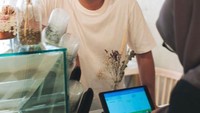 Tak hanya sekadar menjual nama, Gading bahkan turun langsung untuk melayani para pelanggan. Ini keseruan Gading Marten saat jadi barista dan pelayan di kedai kopinya. Foto: Instagram @gadingmarten