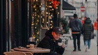 Liburan ke London, Inggris, Gading Marten juga tak mau kelewatan untuk mencicipi racikan kopi di sana. Begini gaya ngopinya di sebuah kafe di London. Foto: Instagram @gadingmarten