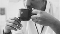 Nah, kalau yang satu ini adalah gaya candidnya saat menyeruput segelas kopi. Bagi Gading Marten, kopi adalah penyemangat hidupnya. Foto: Instagram @gadingmarten