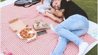 Sosok Gading juga tak lepas dari sosok putrinya yang menggemaskan. Keduanya sering menghabiskan waktu bersama, seperti momen piknik sambil menikmati pizza. Foto: Instagram @gadingmarten