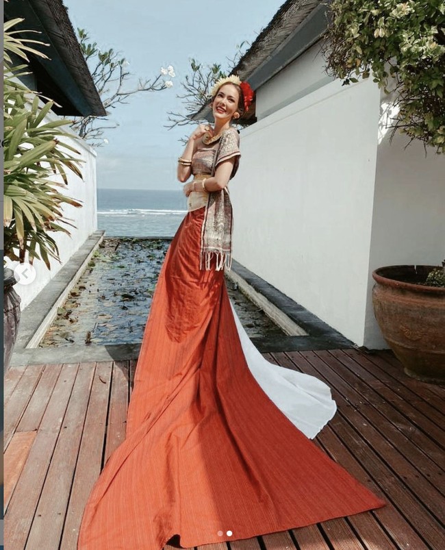 Cara unik merayakan HUT ke-76 RI dilakukan Cathy Sharon. Bintang film Bangku Kosong itu mengungkapkan dalam unggahan di Instagram, dia memeriahkan kemerdekaan dengan makeup dan belajar budaya. Cathy tampil dengan pakaian adat Bali klasik.  Foto: Instagram