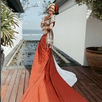 Cara unik merayakan HUT ke-76 RI dilakukan Cathy Sharon. Bintang film Bangku Kosong itu mengungkapkan dalam unggahan di Instagram, dia memeriahkan kemerdekaan dengan makeup dan belajar budaya. Cathy tampil dengan pakaian adat Bali klasik.  Foto: Instagram