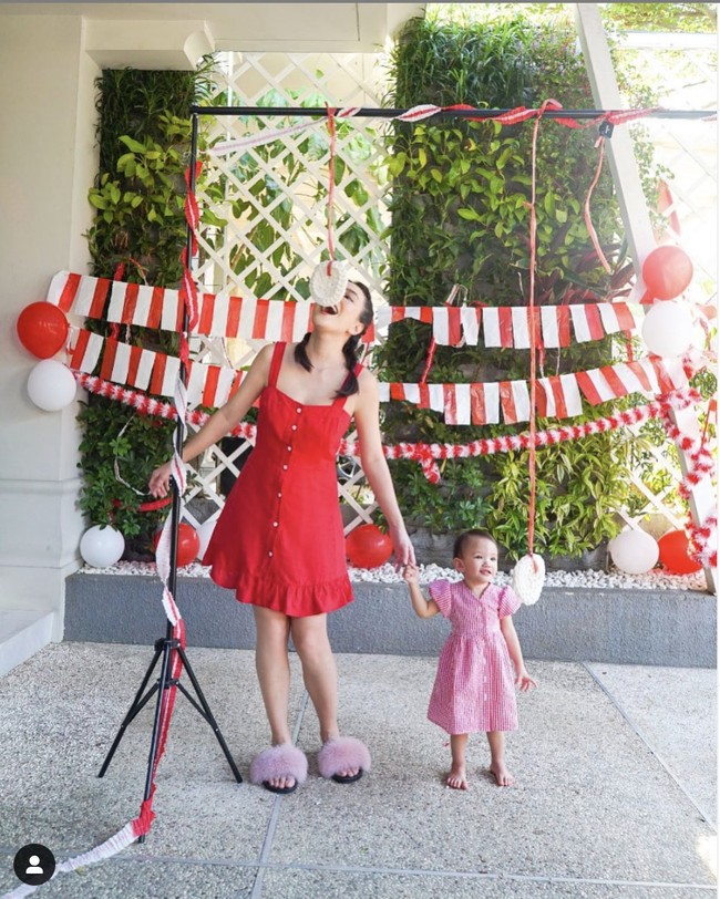 Menggelar perlombaan di rumah juga dilakukan Shandy Aulia. Bintang film Eiffel I’m In Love itu memperkenalkan putrinya dengan lomba makan kerupuk. Shandy tampil dengan dress merah untuk memeriahkan perlombaan tersebut dengan sang putri, Claire. Foto: Instagram