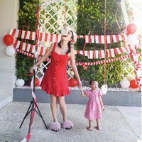 Menggelar perlombaan di rumah juga dilakukan Shandy Aulia. Bintang film Eiffel I’m In Love itu memperkenalkan putrinya dengan lomba makan kerupuk. Shandy tampil dengan dress merah untuk memeriahkan perlombaan tersebut dengan sang putri, Claire. Foto: Instagram