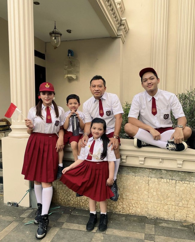 Ashanty dan Anang Hermansyah tampil unik untuk perayaan kemerdekaan ke-76 Indonesia. Pasangan suami istri itu mengenakan baju seragam SD (Sekolah Dasar) bersama anak-anak mereka. Keluarga Asix itu juga menggelar berbagai lomba dengan kostum seragam merah putih tersebut. Foto: Instagram