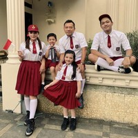 Ashanty dan Anang Hermansyah tampil unik untuk perayaan kemerdekaan ke-76 Indonesia. Pasangan suami istri itu mengenakan baju seragam SD (Sekolah Dasar) bersama anak-anak mereka. Keluarga Asix itu juga menggelar berbagai lomba dengan kostum seragam merah putih tersebut. Foto: Instagram