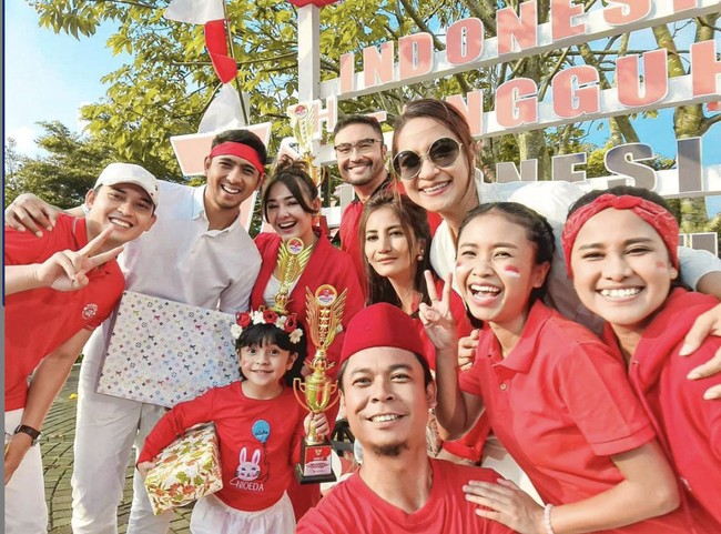 Pemain sinetron Ikatan Cinta, Arya Saloka juga memeriahkan HUT ke-76 RI bersama rekan-rekannya di lokasi syuting. Tampak dalam unggahan Ayya Renita, Arya dan para pemain Ikatan Cinta menggunakan busana nuansa merah putih dan memegang piala lomba 17 Agustusan. Foto: Instagram