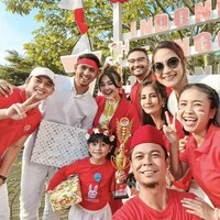 Pemain sinetron Ikatan Cinta, Arya Saloka juga memeriahkan HUT ke-76 RI bersama rekan-rekannya di lokasi syuting. Tampak dalam unggahan Ayya Renita, Arya dan para pemain Ikatan Cinta menggunakan busana nuansa merah putih dan memegang piala lomba 17 Agustusan. Foto: Instagram