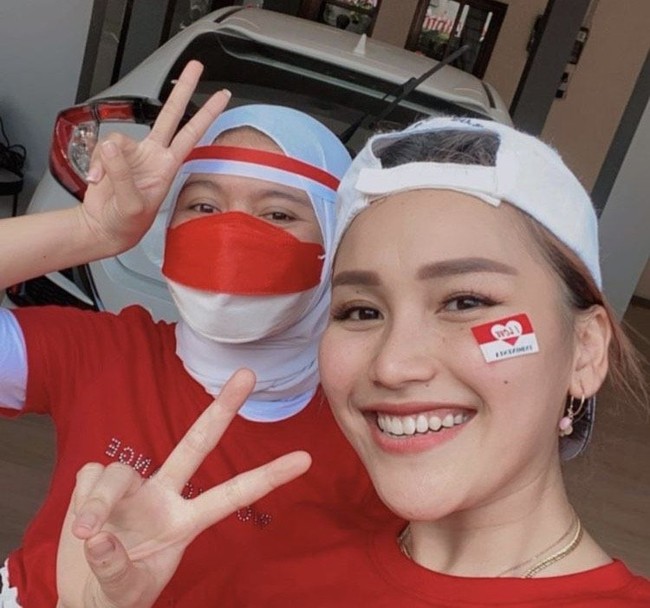 Ayu Ting Ting juga memeriahkan hari kemerdekaan dengan menggelar perlombaan di rumah bersama keluarganya. Ayu pun tampil dengan nuansa merah putih. Selain memakai baju berwarna merah putih, pembawa acara Brownis itu juga menempel stiker bendera merah putih di wajahnya. Foto: Instagram