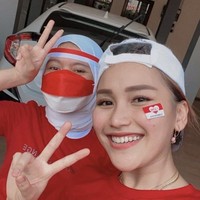 Ayu Ting Ting juga memeriahkan hari kemerdekaan dengan menggelar perlombaan di rumah bersama keluarganya. Ayu pun tampil dengan nuansa merah putih. Selain memakai baju berwarna merah putih, pembawa acara Brownis itu juga menempel stiker bendera merah putih di wajahnya. Foto: Instagram
