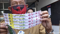 Pemkot Yogyakarta membuat gelang vaksin untuk menandai warga yang sudah divaksinasi COVID-19. Gelang ini bakal disediakan gratis di fasilitas umum.