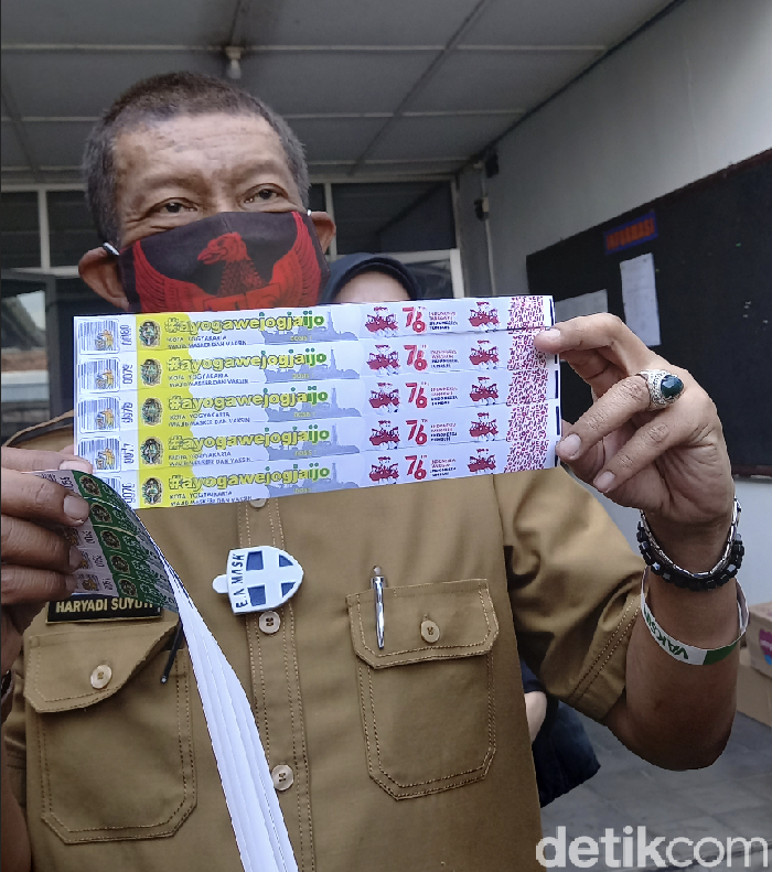 Pemkot Yogyakarta menciptakan gelang vaksin.