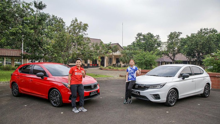 Greysia Polii/Apriyani Rahayu mendapat hadiah mobil.