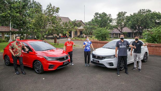 Greysia Polli dan Apriyani Rahayu, mendapatkan hadiah Honda City Hatchback RS dari PT Honda Prospect Motor (HPM)