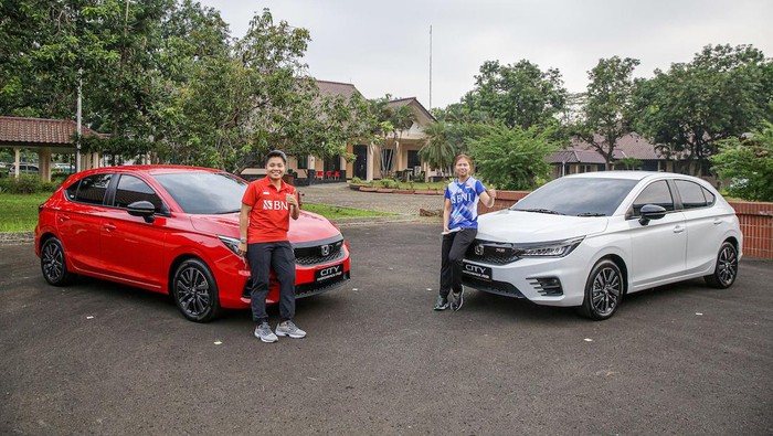 Greysia Polli dan Apriyani Rahayu, mendapatkan hadiah Honda City Hatchback RS dari PT Honda Prospect Motor (HPM)