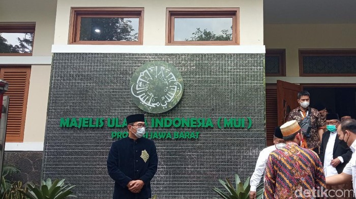 Gubernur Jabar Ridwan Kamil di kantor MUI