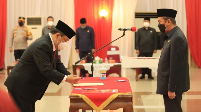 Gubernur Riau Syamsuar melantik Sekda Provinsi Riau, SF Haryanto, menggantikan Yan Prana Jaya yang tersandung kasus korupsi. (dok Istimewa)