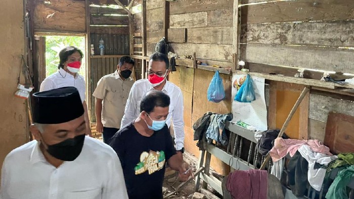 Gus Irawan saat mendatangi warga yang gagal dioperasi di Sumut (dok. Istimewa)