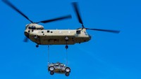 Humvee adalah kendaraan kelas militer ringan multifungsi berpengerak empat roda yang diproduksi oleh AM General. Getty Images/Scott Nelson