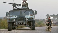 Bicara ukuran fisik, Humvee berbobot 3.856 kg. Panjangnya 4,57 meter dan lebar 4,57 meter. Meski tinggi standarnya 1,83 meter, Humvee bisa dibuat lebih ceper lagi menjadi hanya 1,37 meter. Getty Images/Scott Nelson