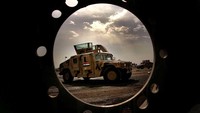 Dalam keadaan mengangkut beban maksimal, Humvee bisa berlari 89 km/jam. Sementara dalam kondisi normal, kecepatan maksimalnya ada di angka 113 km/jam. Getty Images/Scott Nelson