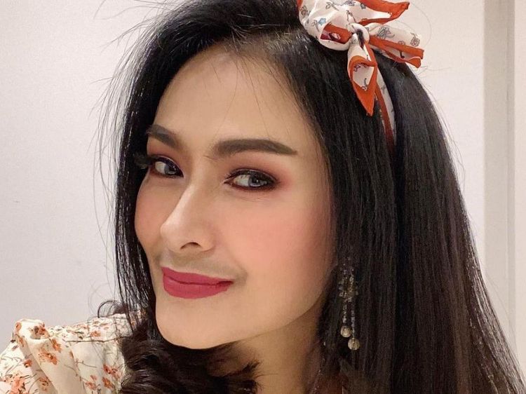 Potret Iis Dahlia Manis dengan Kumis Tipis yang Dicibir Netizen
