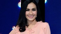 Namun selama ini Iis Dahlia sebenarnya cukup percaya diri dengan kumis tipisnya itu. Foto: Instagram Iis Dahlia